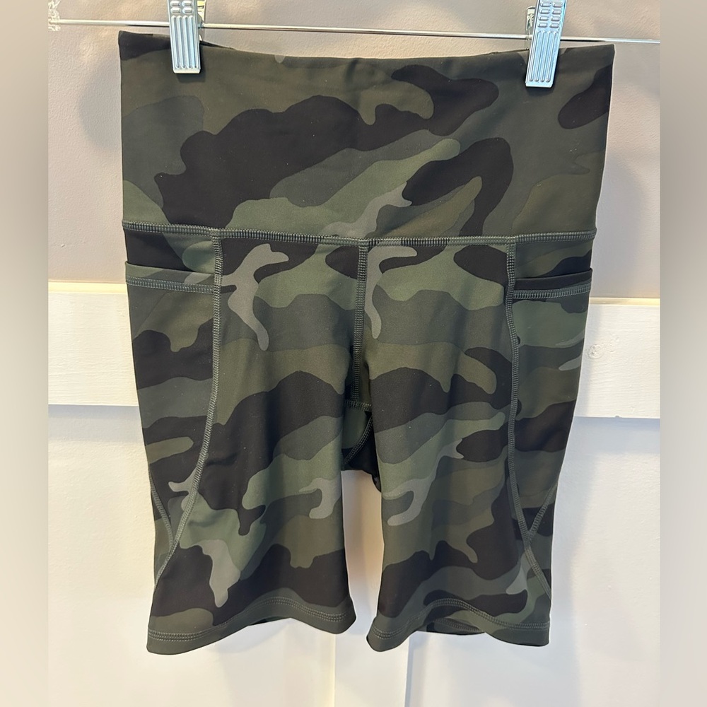 Old Navy Active High Rise Powersoft Go Dry Camo bike short size S